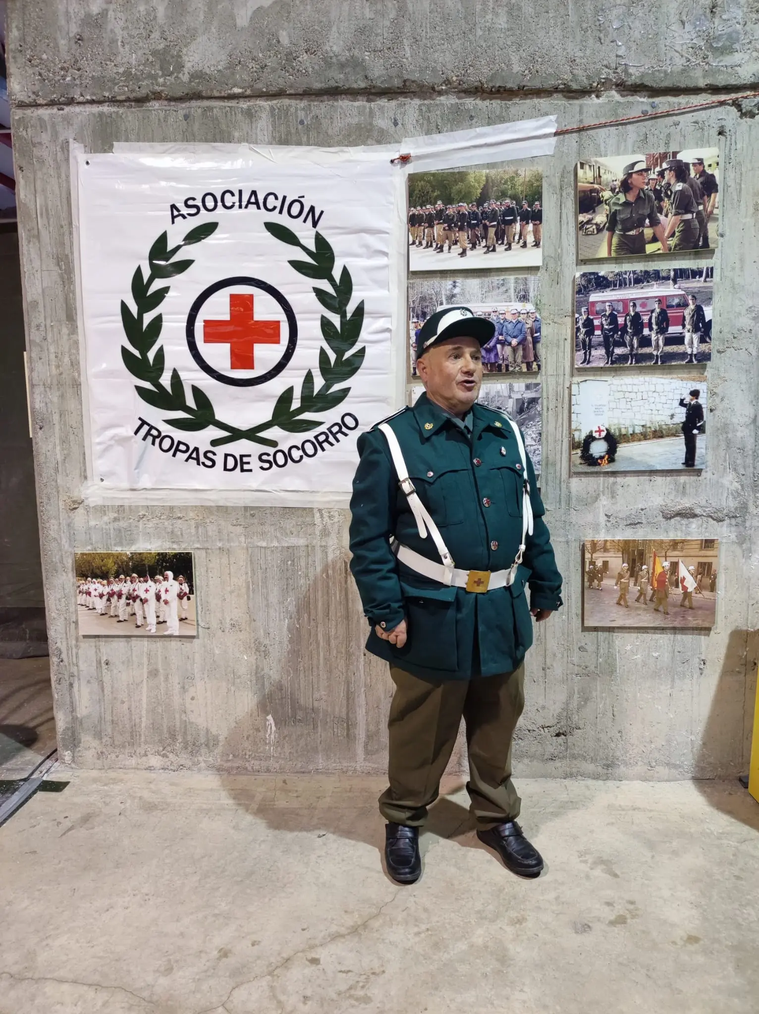 Maniquí y pósters de la Asociación